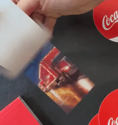 Flipbook personalizado de Coca-Cola animándose al pasar las páginas con el dedo